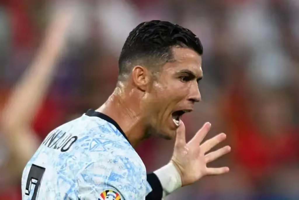 包含冲刺阶段突围战来临，罗马围绕意甲队长鼓劲，质疑声仍在，团队化学反应显著的词条